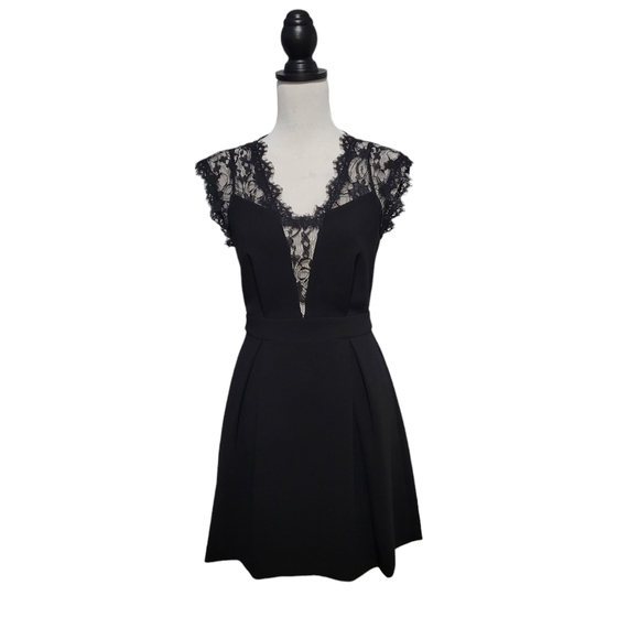 BCBGeneration Dresses & Skirts - BCBGeneration Women Black Lace Back V-Neck Pleated Back Zip Mini Dress SZ 4